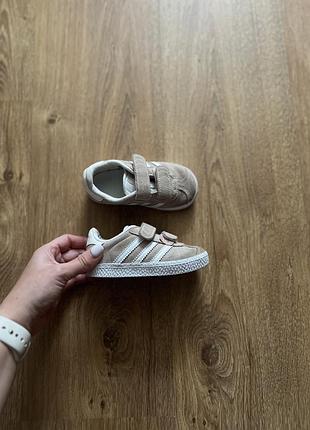 Дитячі кросівки adidas gazelle бежеві, розмір 22