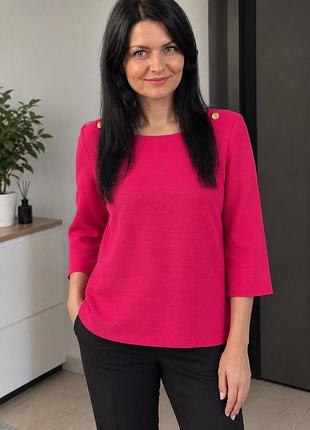 Жіночий лонгслів фуксія з ґудзиками на плечах