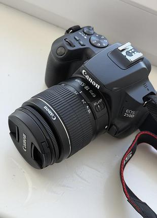 Фотоапарат canon eos 250d з об'єктивом 18–55 мм