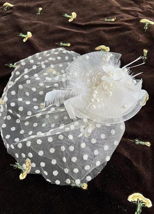 Весільний капелюшок-вуалетка з пір'ям та перлинами, білий фасинатор