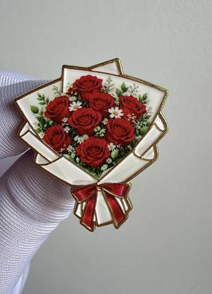 Пін значок металевий брошка «букет червоних троянд» — квіти в подарунковому пакуванні