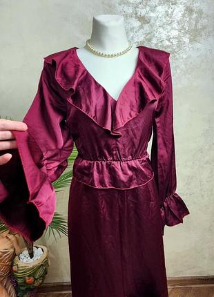 ❤️❤️❤️атласна максісукня boohoo кольору марсала з воланами, баскою та розрізом