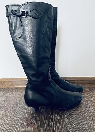 Шкіряні сапоги на маленькому каблуку bata