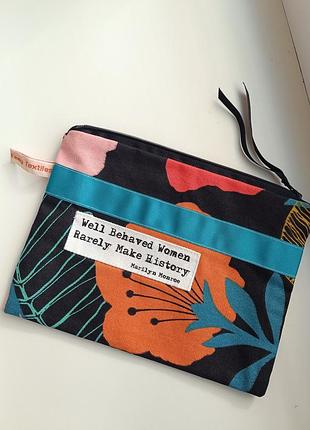 Косметичка touchy feely textiles з квітковим принтом та написом