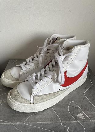 Кросівки жіночі nike blazer mid 77 vintage білі з червоним