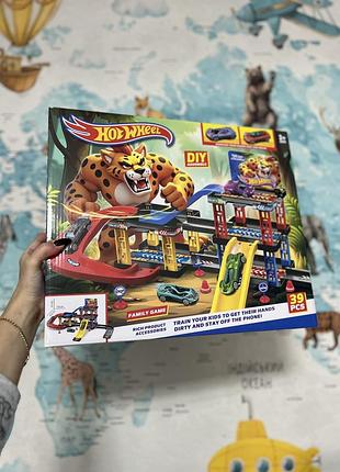 Автомобільний трек для хлопчика hot wheels з гірками та паркінгом