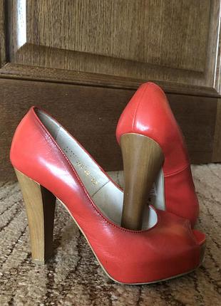 Жіночі шкіряні туфлі.