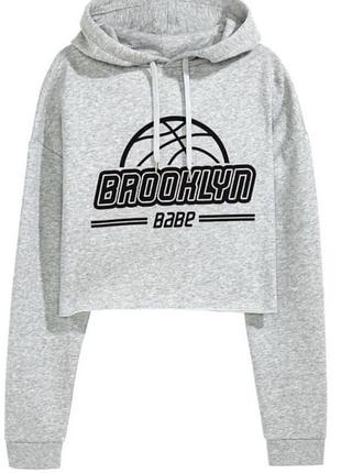 Кроп-худі бренду h&m із чорним принтом «brooklyn babe» та зображенням баскетбольного м'яча