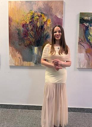 Жіноча сукня максі бежево-персикова з відкритими плечима розмір s, m
