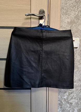 Міні-спідниця h&m екошкіра чорна розмір 38