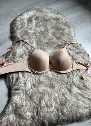 Бежевий (нюдовий) гладкий бюстгальтер від бренду hunkemöller із класичними формованими чашками