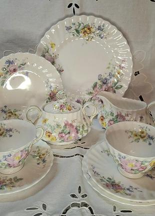 Сервіз від royal doulton у класичному квітковому патерні arcadia (номер у каталозі h.4802)