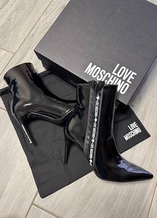 Жіночі черевики love moschino чорні лаковані на шпильці