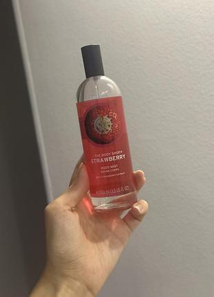 Спрей міст для тіла туалетна вода "полуниця клубника"  the body shop strawberry body mist