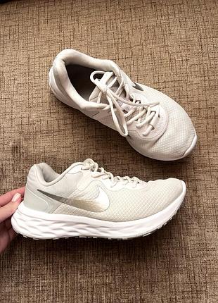 Білі бігові кросівки nike revolution 6 next nature