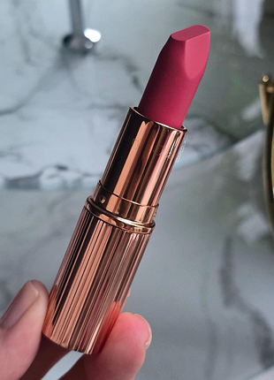 Помада матовая charlotte tilbury matte revolution gracefully pink 3.5 г