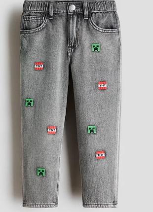 Классные серые джинсы h&amp;m с вышивкой в стиле minecraft для мальчика. 5/6 лет