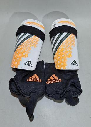 Футбольні щитки adidas predator з фіксаторами