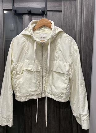 Вітрівка жіноча pull & bear молочна коротка з капюшоном