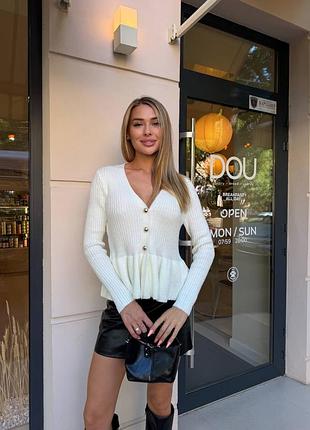 Жіноча кофта кардиган на гудзиках з воланом з низу