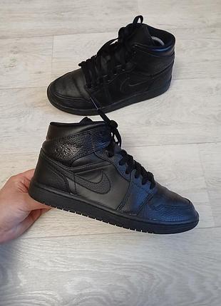 Кросівки чоловічі air jordan 1 mid triple black оригінал.
