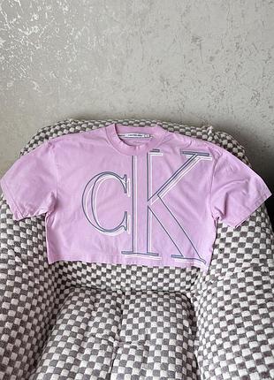 Рожева футболка вкорочена calvin klein