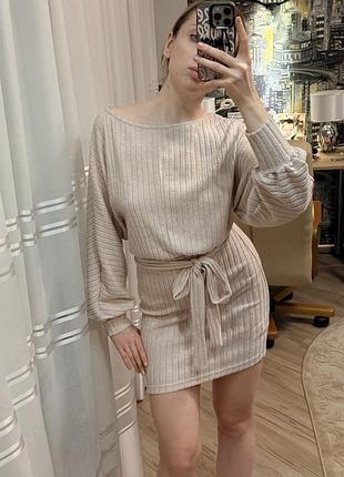 Коротка бежева сукня в рубчик з поясом