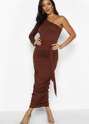 Платье boohoo коричневое миди в рубчик облегающее на одно плечо с длинным рукавом поясом и драпировкой вечернее коктейльное женское платье xs s