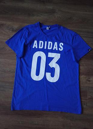 Брендова футболка adidas.