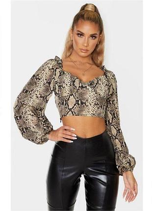 Кроп топ prettylittlething со змеиным принтом открытые плечи пышные рукава на резинках стильный акцентный верх 100% полиэстер размер uk 16 eu 44