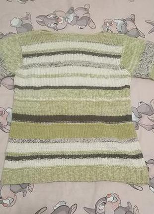 В'язаний светр у смужку.