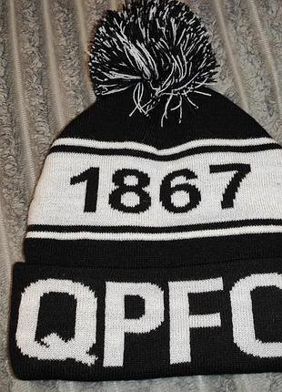 Стильна нова сток зимова в'язана шапка з помпоном, що належить до атрибутики футбольного клубу queen's park football club (qpfc).