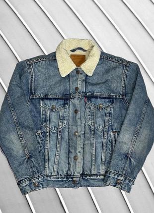 Женская джинсовая куртка levi’s xs s eu34 eu36rundun26298 ua40 ua42 голубая утепленная искусственным мехом внутри на заклепках зимняя теплая джинсовк