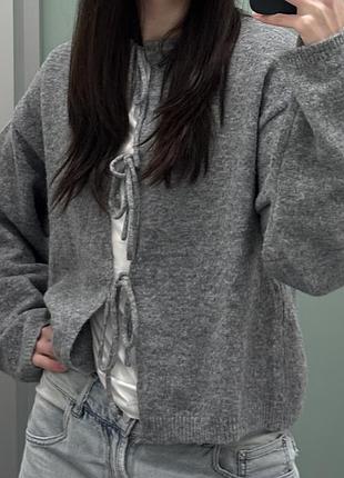Сірий светр bershka із зав’язками