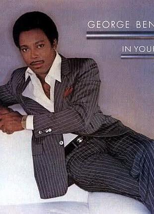 Коллекционная виниловая пластинка george benson — in your eyes, выпущенной лейблом warner bros. records в 1983 году.