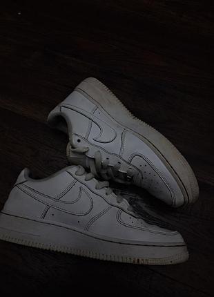 Оригінальні шкіряні білі кросівки nike air force 1 le (gs) р. 38.5 (24 см) fv5951-111