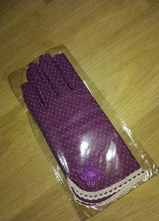 Фіолетові дамські рукавички в горошок стильні рукавички фіолетові з білими крапками2 фото