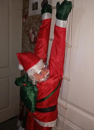 Декоративный санта клаус на лестнице