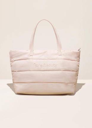 Rare beauty puffy traveler tote bag рожева персикова містка стьобана нейлонова дорожня спортивна мʼяка велика сумка тоут для подорожей тренувань