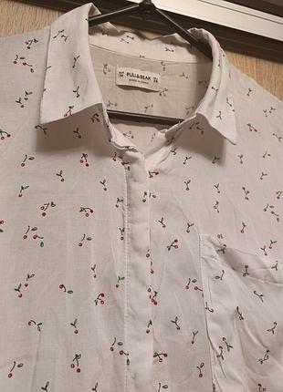 Легкая белая рубашка из вискозы pull &amp; bear размер м с принтом в виде вишенек 🍒🍒🍒