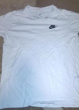 Футболка nike біла з логотипом