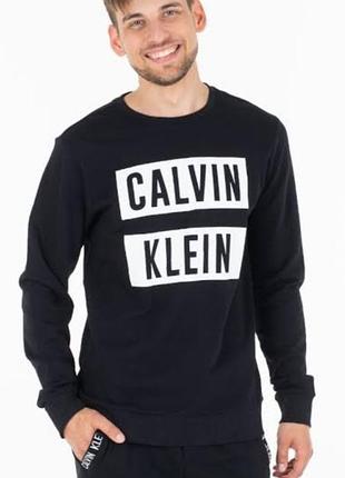 Мужской коттоновый свитшот calvin klein с беллим прямоугольным логотипом на грудь.
