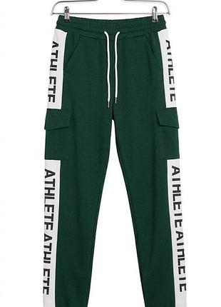 Стильные зеленые спортивные штаны карго с лампасами «athlete» s/m.