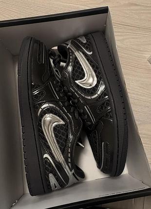 Оригінальні нові  air jordan 1 mm low v3 розміром 40.5. розмір: eu 40.5 / 26 см колір: black/metallic silver-white артикул: hq2186-001 стан нові.