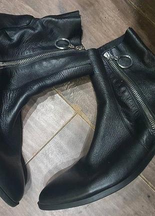 Черевики шкіра натуральна  
фурнітура метал срібло
розмір 40
устілка 25