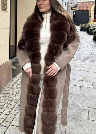 Бежеве утепдлене пальто з кофейним хутром песця