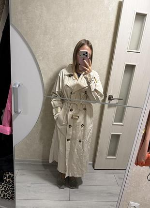 Жіноче бежеве двобортне пальто з поясом