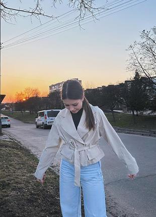 Жіночий короткий бежевий тренч з поясом