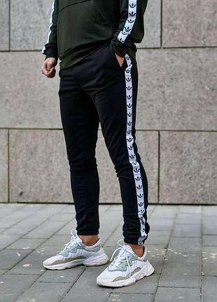 Штани adidas на лампасах
