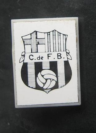 Футбол = c. de f. b. - футбольный клуб "барселона" - испания = пластик - сеталл = значок срсер
